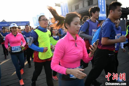2400人西安角逐“我与火焰蓝”城墙跑