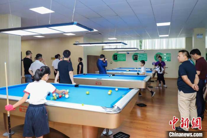 在“台球之乡”唐镇，台球已成为小学生的必修课。
