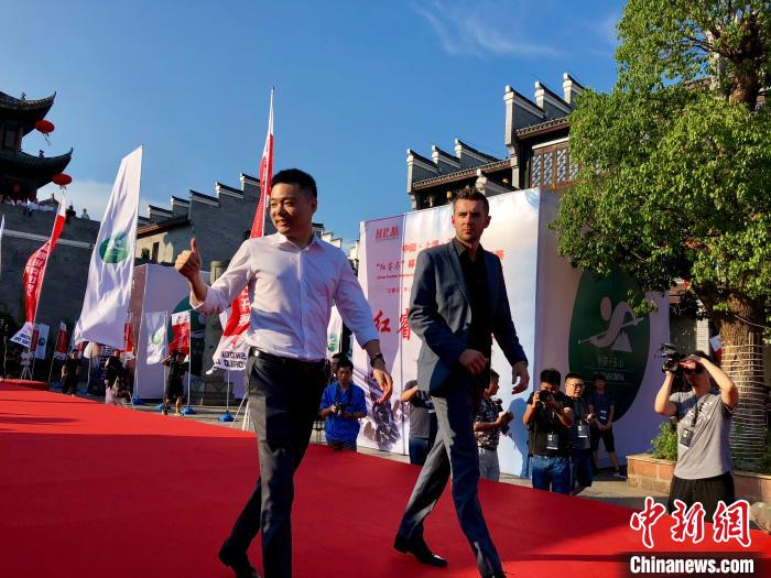 丁俊晖与当时世界排名第一的塞尔比出席2018斯诺克世界公开赛红毯仪式。　王祖敏 摄