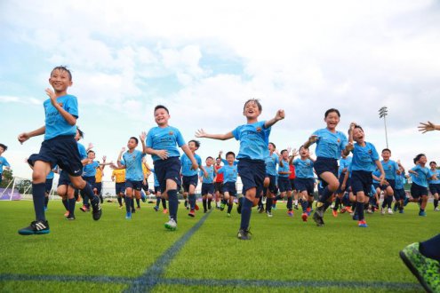 里程碑!梅西解锁700球成就!巴萨喊你来当足球“营”家